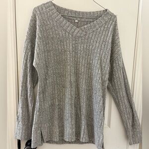 Gray Ribbed V-Neck Sweater ✅3/$15